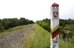 Lietuvas Republikas robežstabs pie meža ceļa