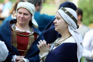Sievietes lībiešu tautas tērpos tradicionālajā pasākumā Mazirbē.