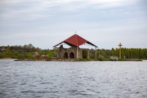 Svētā Meinarda sala ar baznīcas drupām un krustu Daugavā, Ikšķilē.