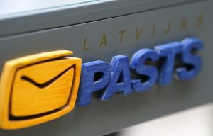 "Latvijas Pasts" logo ar aploksnes simbolu un ziliem burtiem.