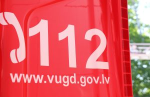 Tuvplāns ar ugunsdzēsības auto uzrakstu "112" un mājaslapu "www.vugd.gov.lv"