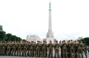 Latvijas karavīri pie Brīvības pieminekļa Rīgā