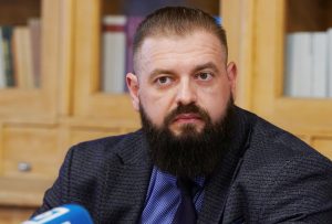 Valsts digitālās attīstības aģentūras direktors Jorens Liopa preses konferencē pie mikrofona