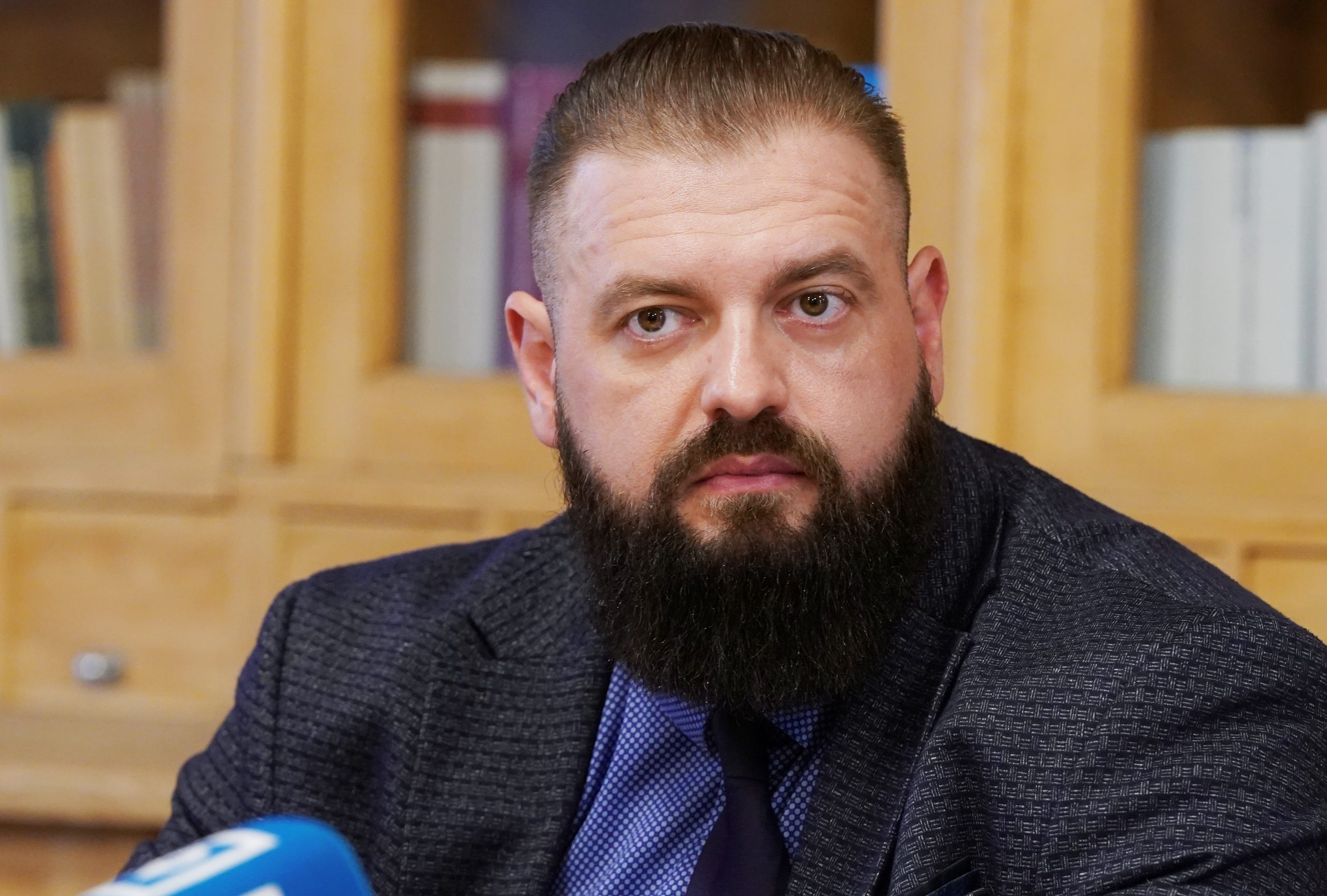 Valsts digitālās attīstības aģentūras direktors Jorens Liopa preses konferencē pie mikrofona