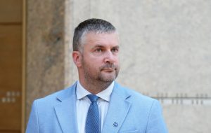 Rīgas pilsētas izpilddirektors Jānis Lange gaiši zilā uzvalkā