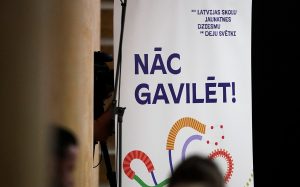 Plakāts ar uzrakstu "Nāc Gavilēt!" un informāciju par XIII Latvijas Skolu jaunatnes dziesmu un deju svētkiem.