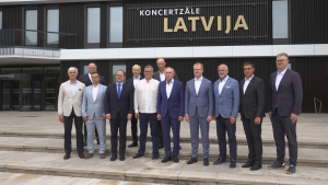 Latvijas lielo pilsētu vadītāji kopbildē pie koncertzāles “Latvija” ieejas