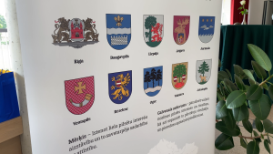 Latvijas lielo pilsētu ģerboņi uz informatīva plakāta