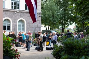 Vīrieši pulcējas pie mobilizācijas centra Latvijā