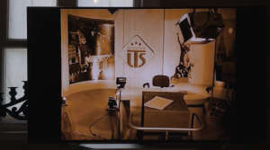 Vēsturiskā Latgales Televīzijas sabiedrības studija ar LTS logo un apgaismojuma tehniku.