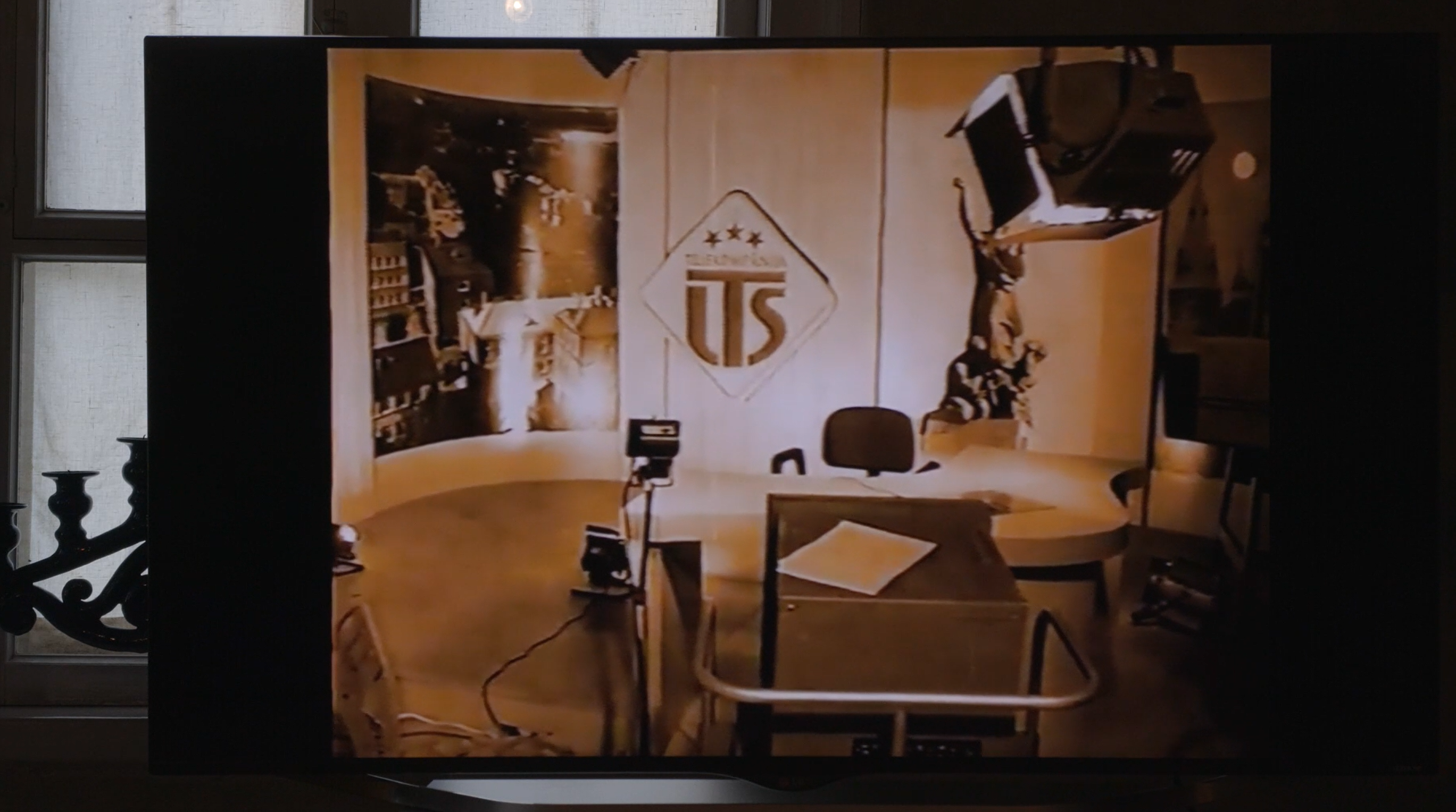 Vēsturiskā Latgales Televīzijas sabiedrības studija ar LTS logo un apgaismojuma tehniku.