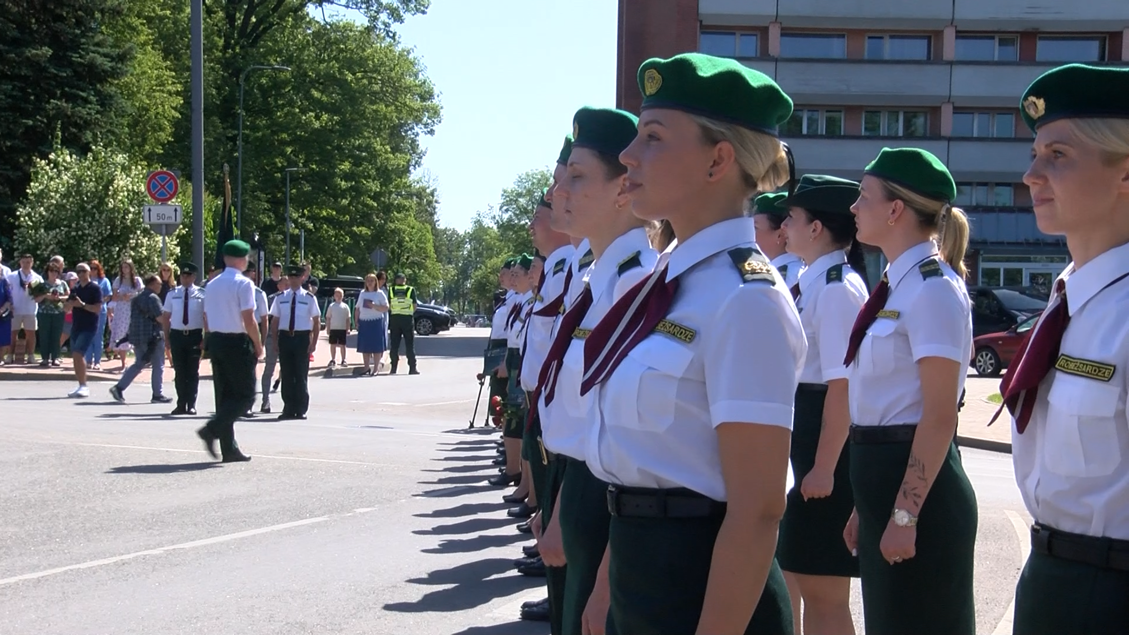 Valsts robežsardzes koledžas absolventi stāv ierindā svinīgajā izlaiduma ceremonijā Rēzeknē.