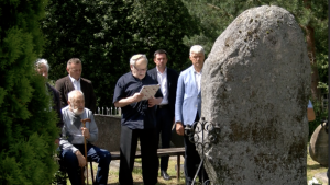 Cilvēki piemin ebreju tautas genocīda upurus pie piemiņas akmens Rēzeknē.