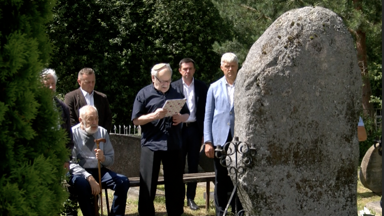 Cilvēki piemin ebreju tautas genocīda upurus pie piemiņas akmens Rēzeknē.