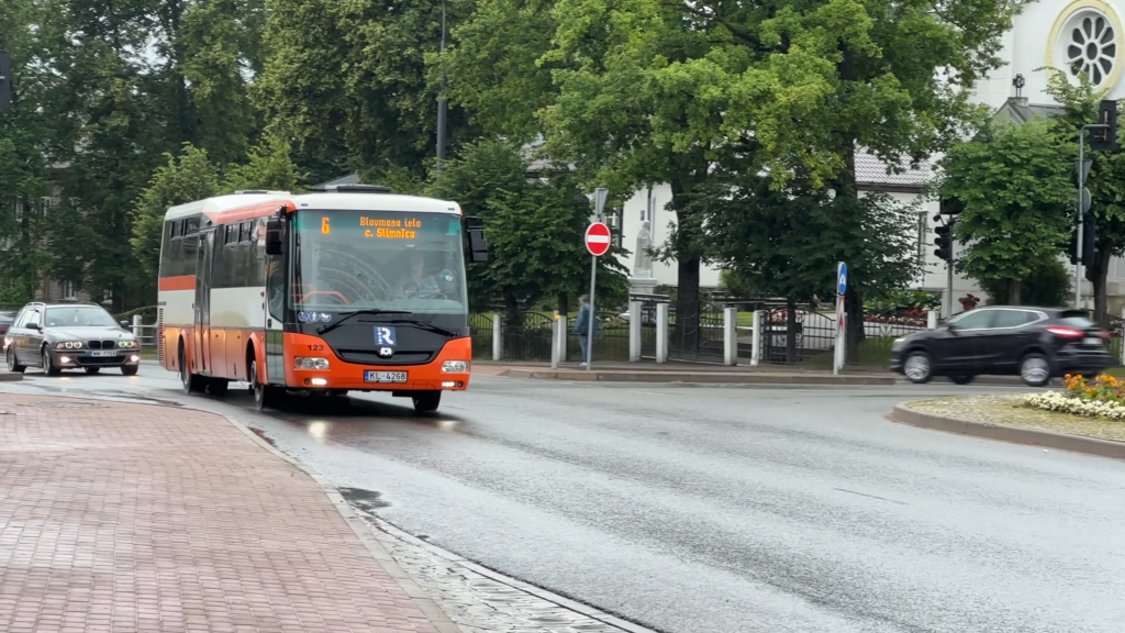 Rēzeknes satiksmes oranžais autobuss ar maršruta numuru "6" un uzrakstu "Blaumaņa iela" brauc pa ielu.