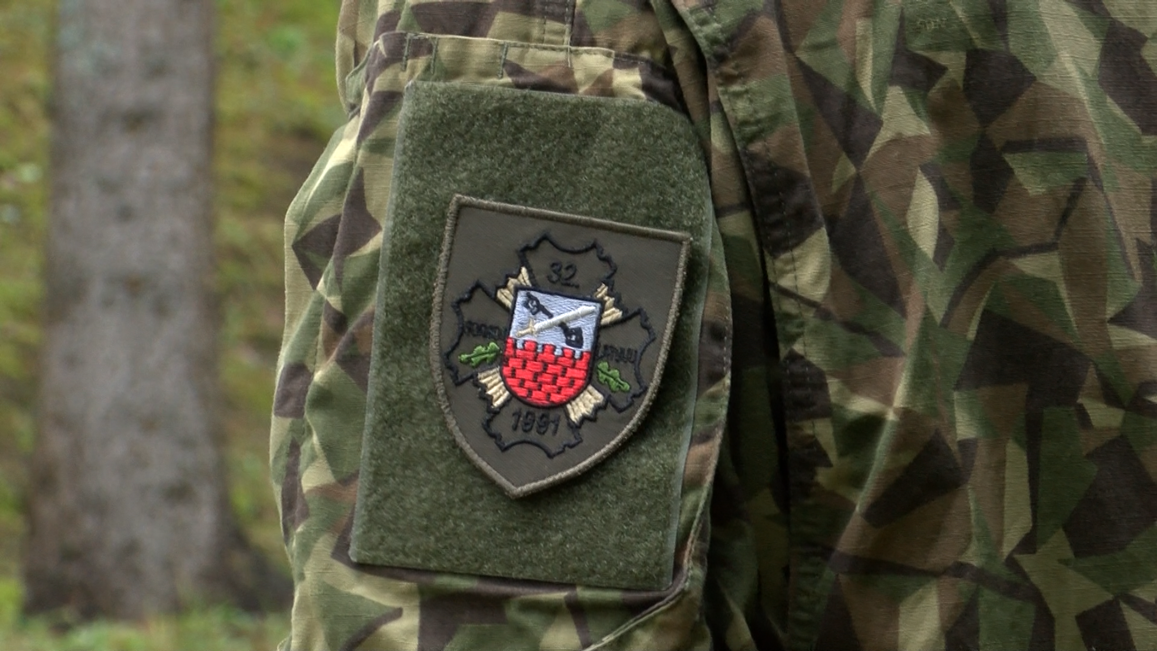 Tuvplāns ar Zemessardzes 3. Latgales brigādes 32. kājnieku bataljona uzšuvumu uz militārās uniformas piedurknes