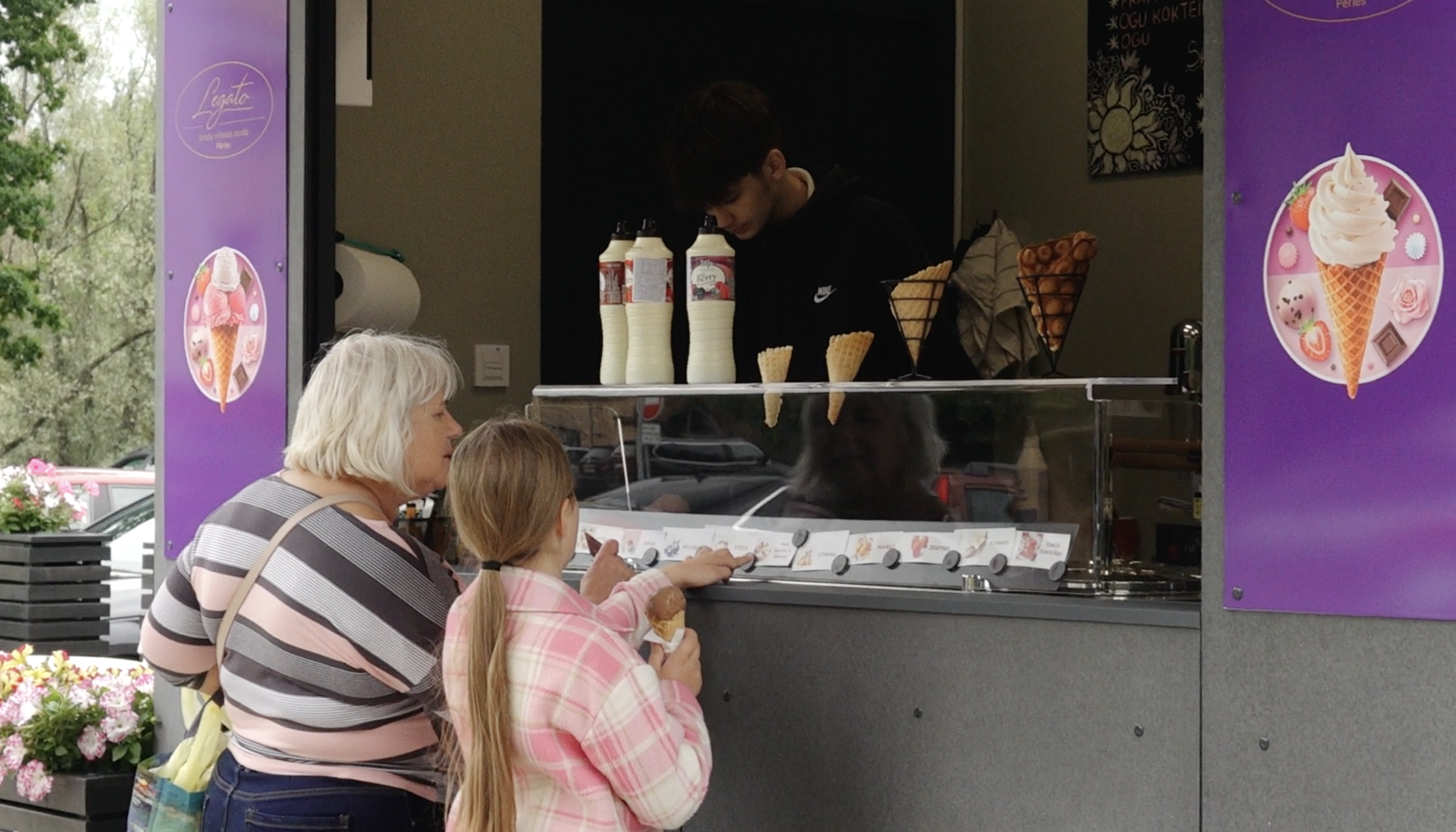 Klientes izvēlas saldējumu pie “Pērles” gelato kioska Valmierā.