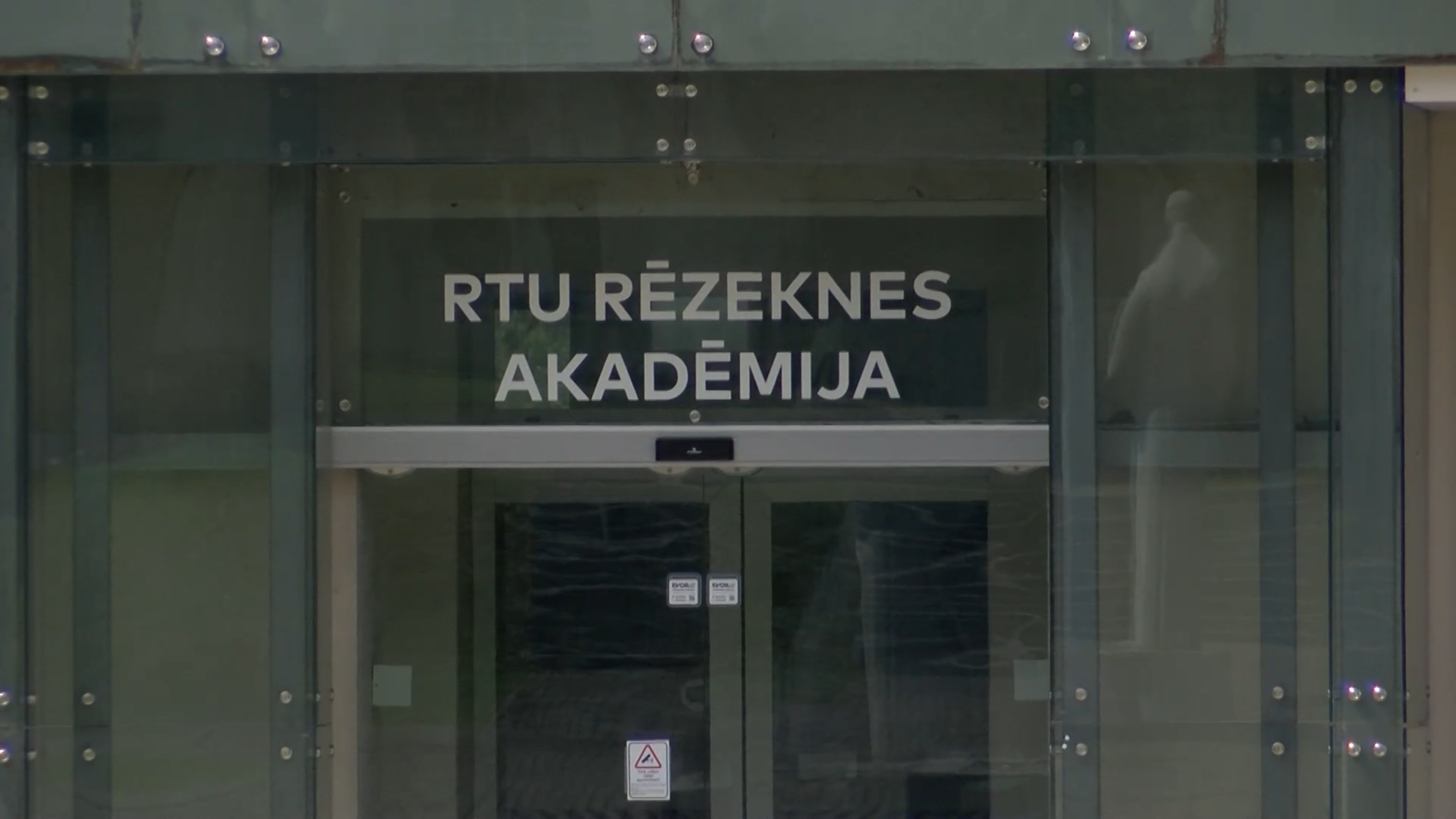 RTU Rēzeknes akadēmijas galvenā ieeja ar stiklotām durvīm.