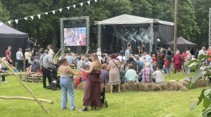 Apmeklētāji pulcējušies pie āra skatuves ar lielo ekrānu mūzikas festivālā