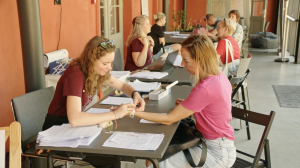 RSU komanda Kuldīgā reģistrē dalībnieci antropoloģiskajam pētījumam.