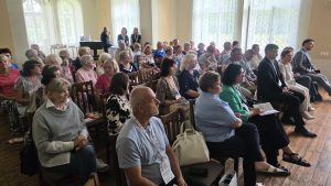 Seniori piedalās diskusijā Gārsenes pilī notiekošajā nometnē “Stiprs, laimīgs seniors!”