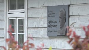 Pieminekļa plāksne ar Zigfrīda Annas Meierovica attēlu un informāciju par viņu