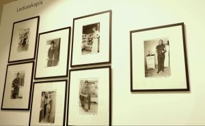 Melnbalto fotogrāfiju izstāde ar nosaukumu “Ledusskapis”