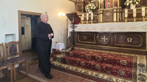 Priesteris Viktors Siļčonoks baznīcā pie altāra Jēkabpils katoļu draudzē,