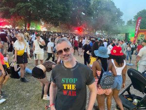 Horens Stalbe ar "Stop the war" kreklu Summerjam festivāla pūlī