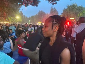 Sieviete festivāla burzmā vakara gaismās