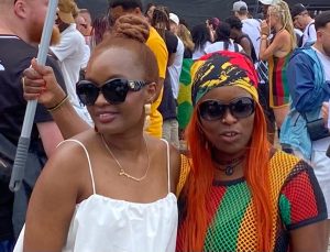 Divas sievietes regeja stilā Summerjam festivālā
