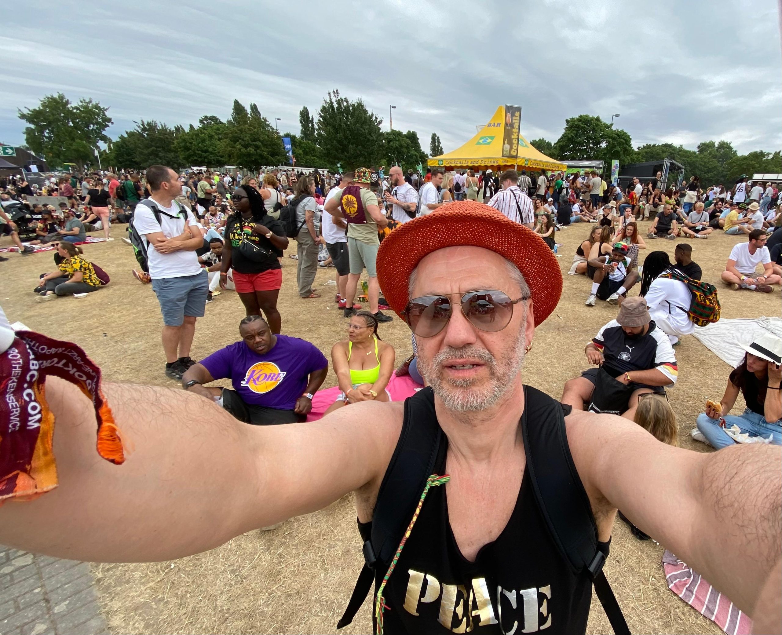 Horens Stalbe ar oranžu cepuri un PEACE kreklu Summerjam festivālā