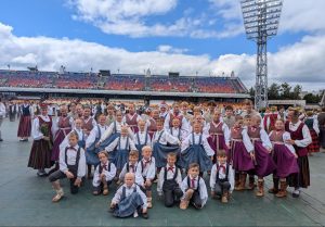 Bērnu deju kolektīvi "Jumītis" un "Kaķīši" no Anglijas XIII Latvijas Skolu jaunatnes dziesmu un deju svētkos