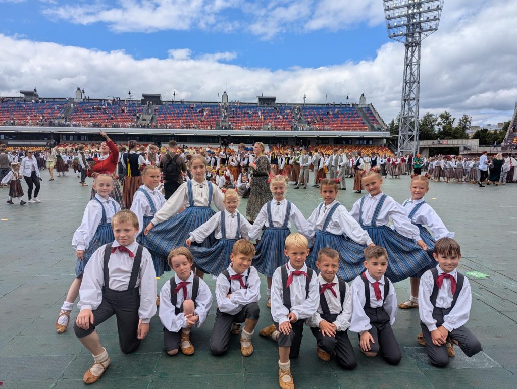 Bērnu deju kolektīvs "Jumītis" no Anglijas tautastērpos Daugavas stadionā Dziesmu un deju svētku laikā.