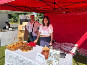 Skābputras stends ar Alsungas pārstāvjiem Sklandraušu festivālā
