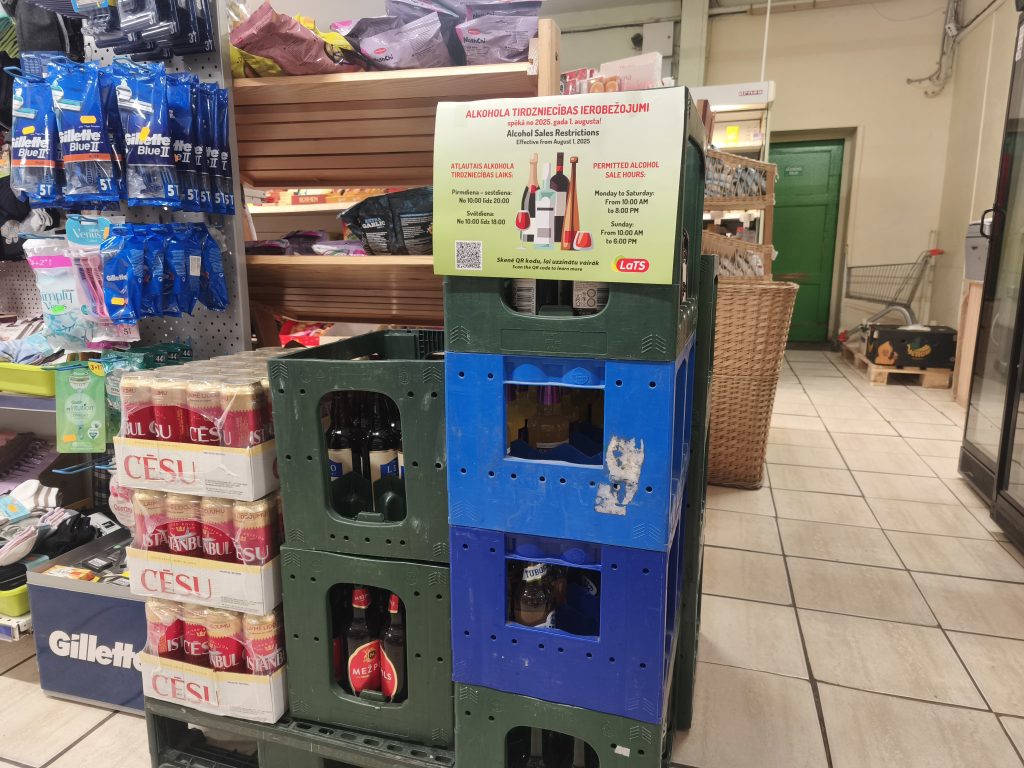 Informācijas plakāts par alkohola tirdzniecības ierobežojumiem veikalā Latvijā no 2025. gada 1. augusta.