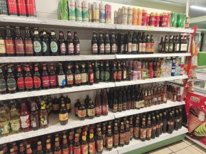 Alkoholisko dzērienu plaukti veikalā Latvijā pirms jaunajiem tirdzniecības ierobežojumiem