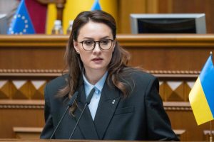 Jūlija Sviridenko runā pie mikrofoniem Ukrainas Augstākajā Radā
