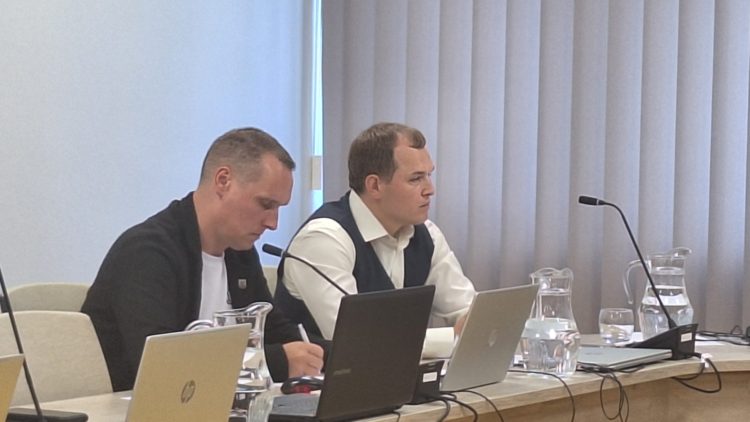 Andris Vurčs un Dmitrijs Ivanovs Olaines novada domes sēdē.