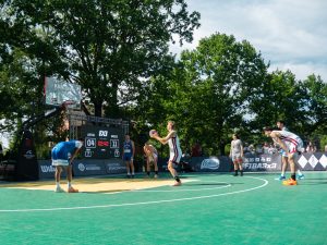 Latvijas spēlētājs izpilda soda metienu 3x3 basketbola spēlē Kandavā