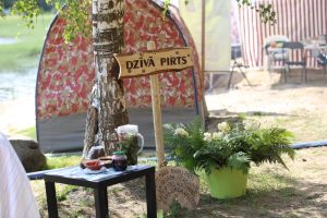 Pirts festivāla zona ar uzrakstu “Dzīvā pirts”