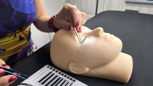Skropstu pieaudzēšanas treniņš uz manekena galvas tuvplānā