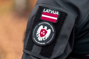 Valsts drošības dienesta uzšuve uz formas tērpa ar Latvijas karogu