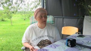 Ilona Fjodorova, trīs bērnu māmiņa, sēž pie galda un runā