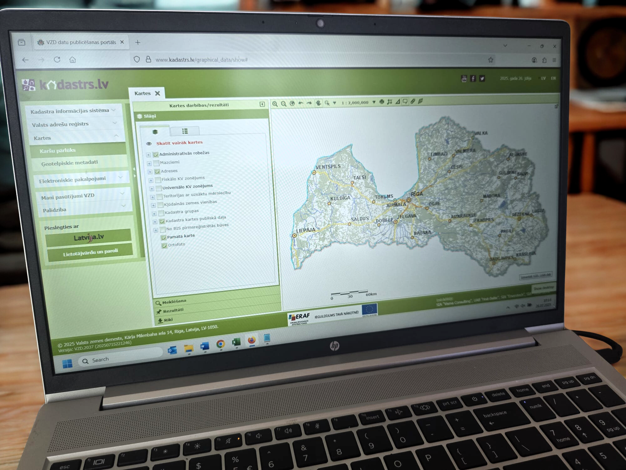 Portatīvais dators ar atvērtu Valsts zemes dienesta Kadastra informācijas sistēmas portālu, kurā redzama Latvijas karte.