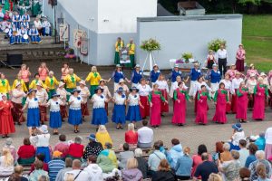 Senioru dziesmu un deju festivāls Preiļos, kurā liels skaits dalībnieku tautas tērpos dejo un dzied estrādē.