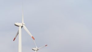 Vēja turbīnas pret gaišu debesu fonu