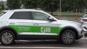 CSDD automašīna ar uzrakstiem "EKSĀMENU www.csdd.lv" un "CSDD" uz sāniem.