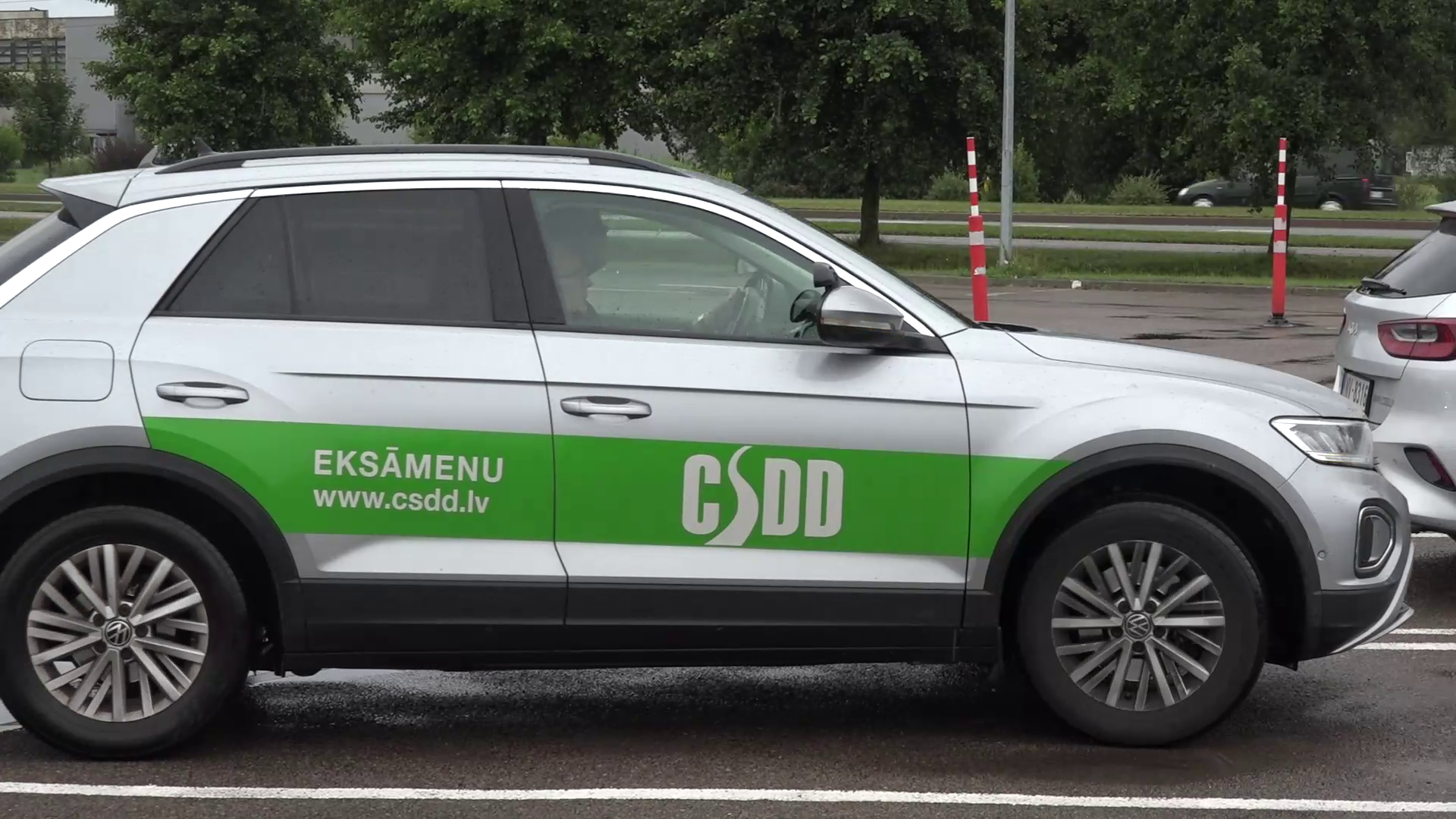 CSDD automašīna ar uzrakstiem 