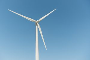 Vēja turbīna zilā debesu fonā